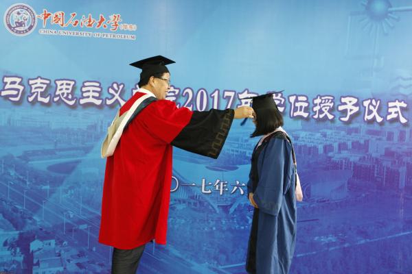学院学位评定分委员会主席王建军院长为毕业生拨动流苏 学院学位评定分委员会主席王建军院长为毕业生拨动流苏
